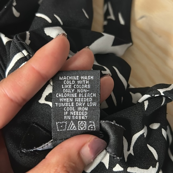 Express Floral Dress - Scoop Neck | Size 2
| Black & White - Picture 3 of 6